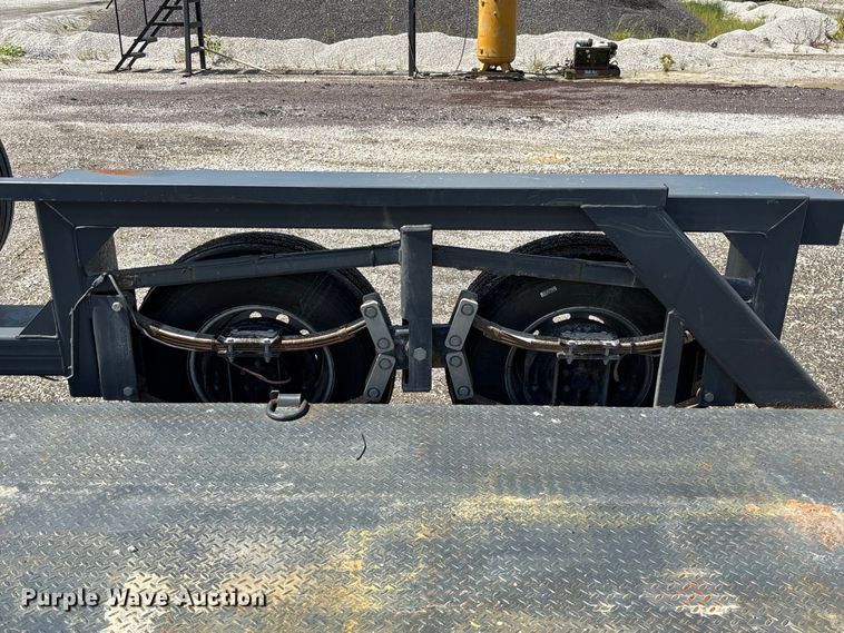 image for item DZ4676 2007 JLG 1014 hydraulic drop deck equipment trailer