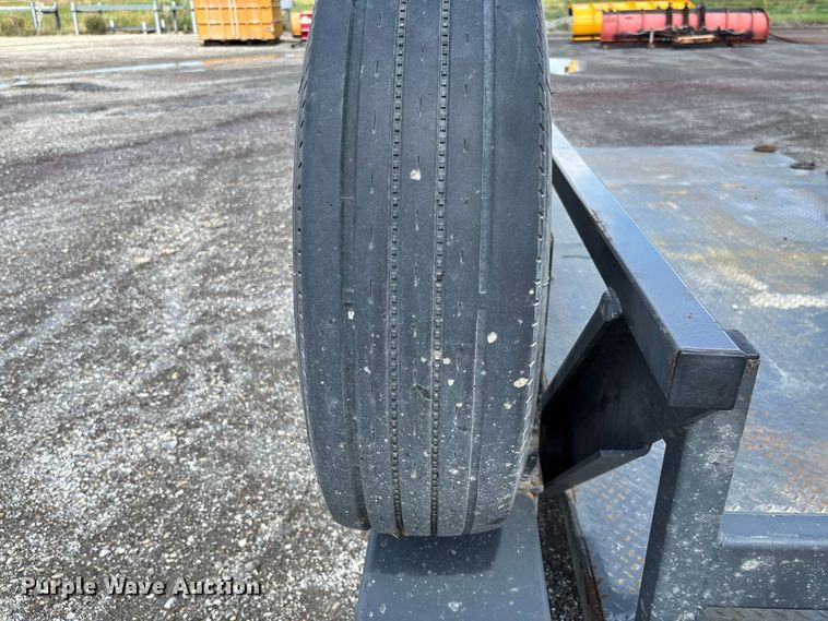 image for item DZ4676 2007 JLG 1014 hydraulic drop deck equipment trailer