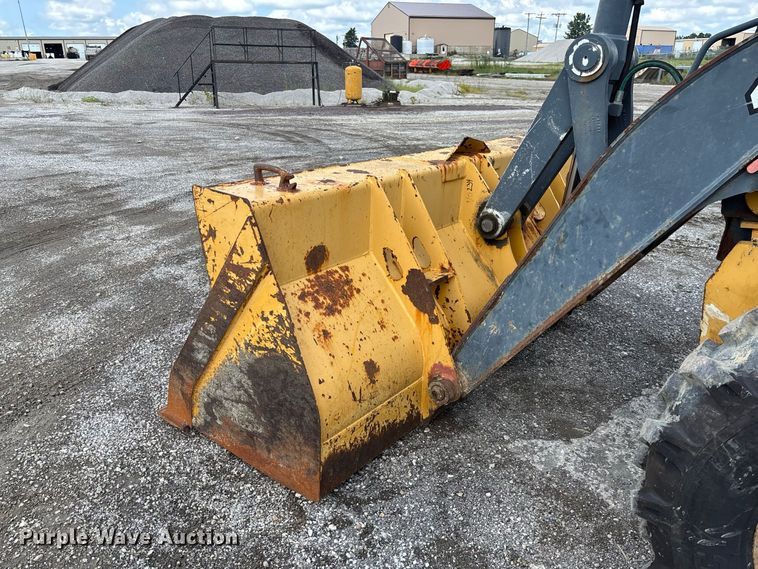 image for item DZ4678 2013 John Deere 410K backhoe