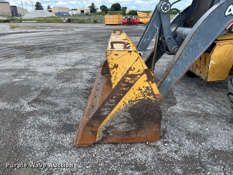 image for item DZ4678 2013 John Deere 410K backhoe