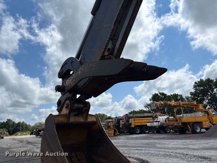 image for item DZ4678 2013 John Deere 410K backhoe