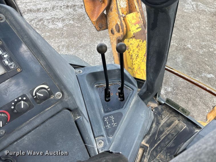 image for item DZ4678 2013 John Deere 410K backhoe