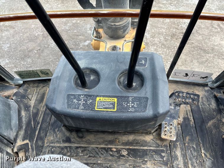 image for item DZ4678 2013 John Deere 410K backhoe