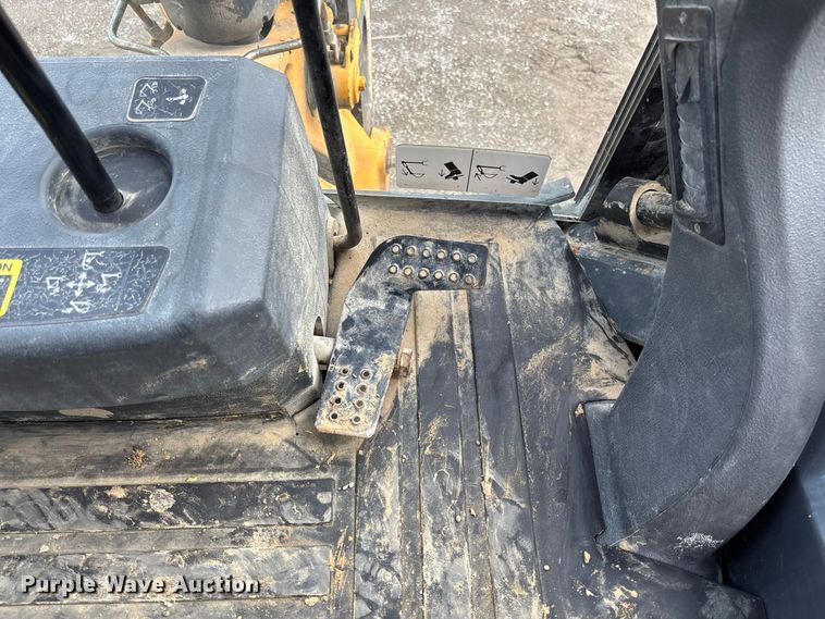 image for item DZ4678 2013 John Deere 410K backhoe