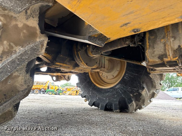 image for item DZ4678 2013 John Deere 410K backhoe