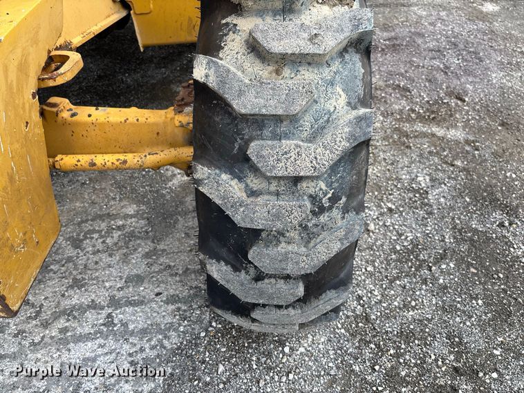 image for item DZ4678 2013 John Deere 410K backhoe