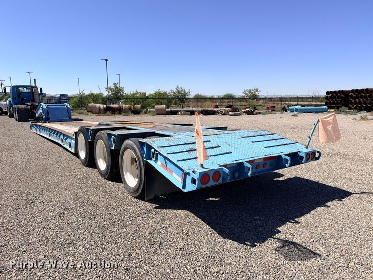 image for item ED5483 2000 Dynaweld lowboy equipment trailer