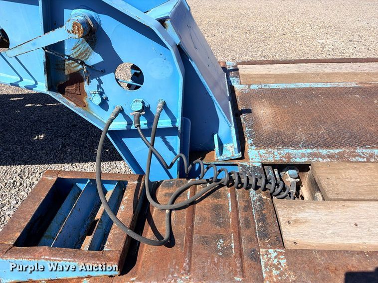 image for item ED5483 2000 Dynaweld lowboy equipment trailer
