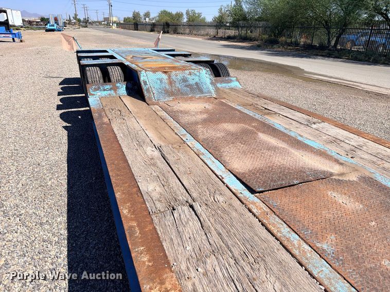 image for item ED5483 2000 Dynaweld lowboy equipment trailer