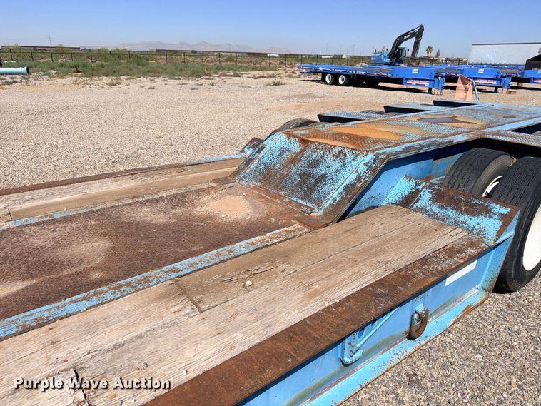 image for item ED5483 2000 Dynaweld lowboy equipment trailer