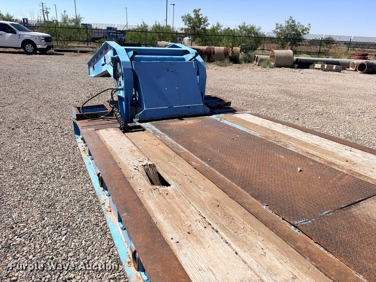 image for item ED5483 2000 Dynaweld lowboy equipment trailer
