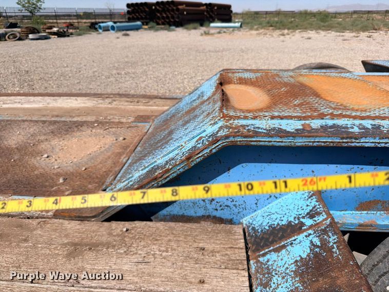 image for item ED5483 2000 Dynaweld lowboy equipment trailer