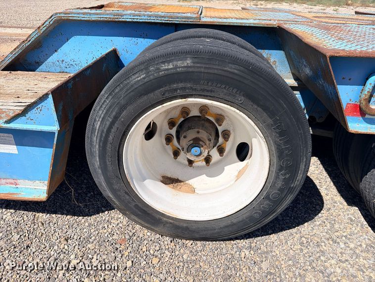 image for item ED5483 2000 Dynaweld lowboy equipment trailer