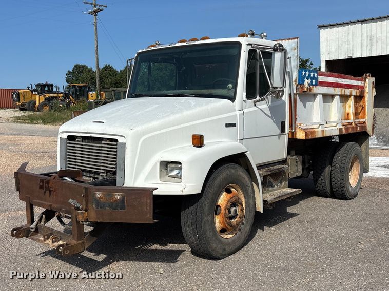 2000 Freightliner FL70 dump truck