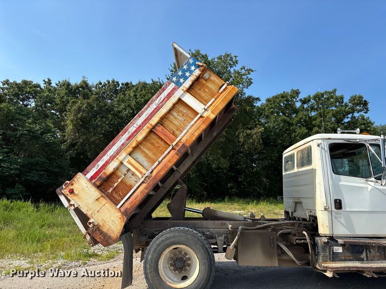image for item EO4454 2000 Freightliner FL70 dump truck
