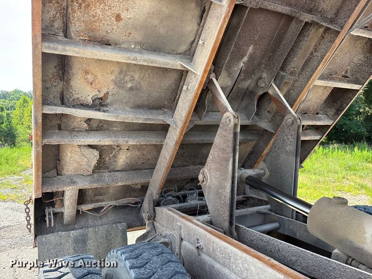 image for item EO4454 2000 Freightliner FL70 dump truck