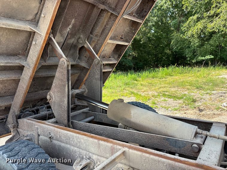 image for item EO4454 2000 Freightliner FL70 dump truck