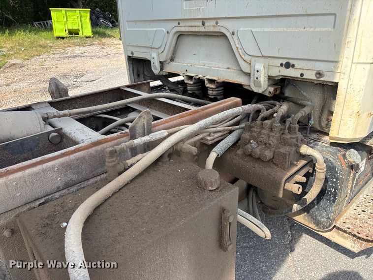 image for item EO4454 2000 Freightliner FL70 dump truck