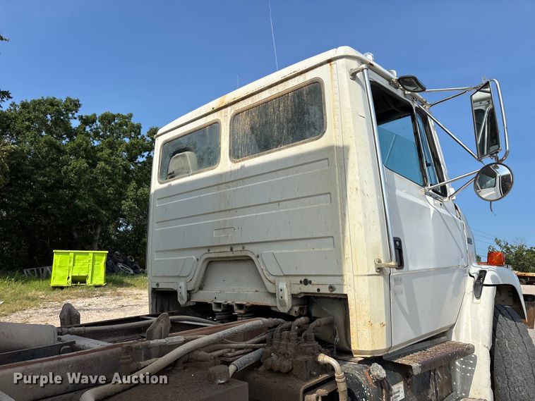 image for item EO4454 2000 Freightliner FL70 dump truck