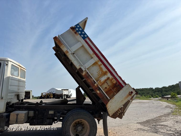 image for item EO4454 2000 Freightliner FL70 dump truck