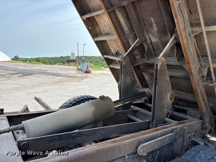 image for item EO4454 2000 Freightliner FL70 dump truck