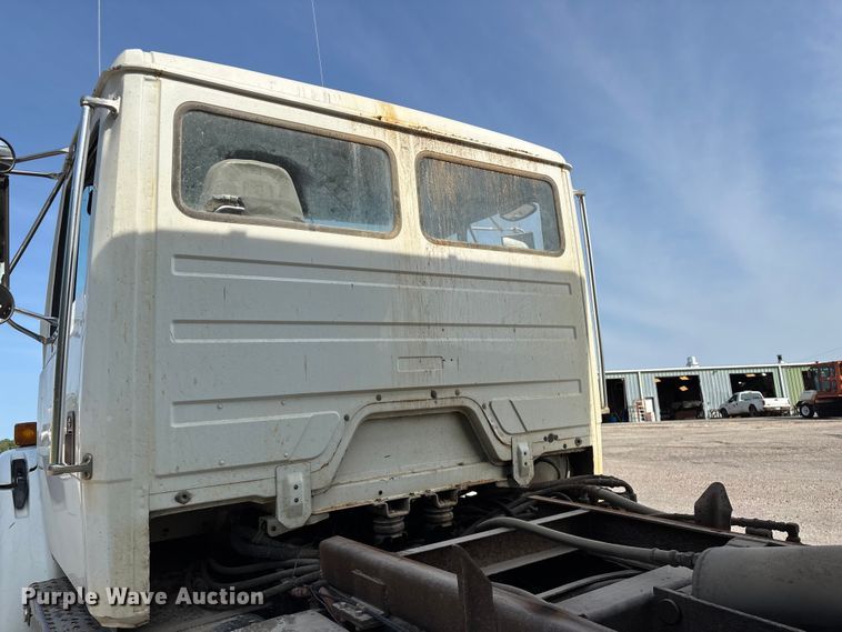 image for item EO4454 2000 Freightliner FL70 dump truck
