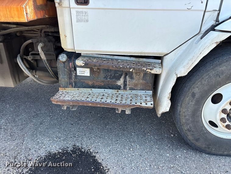 image for item EO4454 2000 Freightliner FL70 dump truck