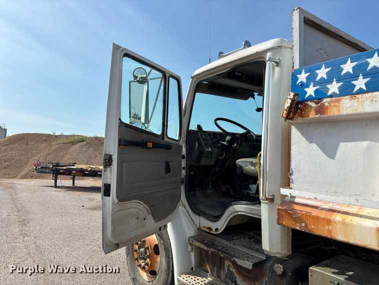 image for item EO4454 2000 Freightliner FL70 dump truck