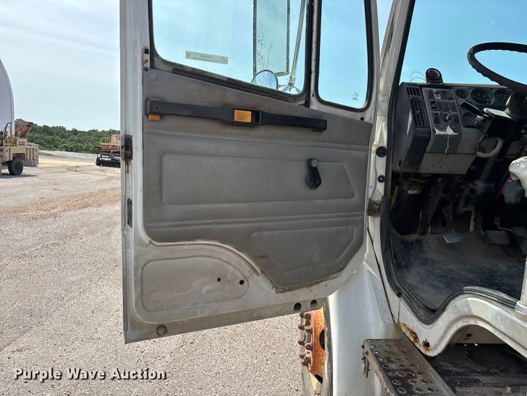 image for item EO4454 2000 Freightliner FL70 dump truck