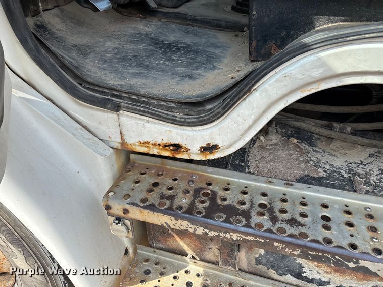 image for item EO4454 2000 Freightliner FL70 dump truck