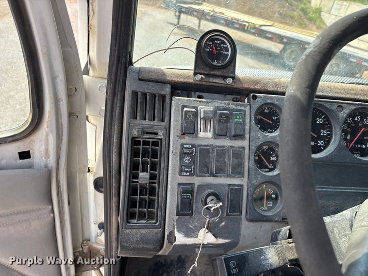 image for item EO4454 2000 Freightliner FL70 dump truck