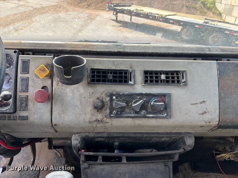 image for item EO4454 2000 Freightliner FL70 dump truck