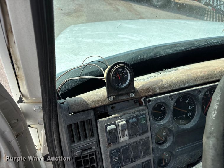 image for item EO4454 2000 Freightliner FL70 dump truck