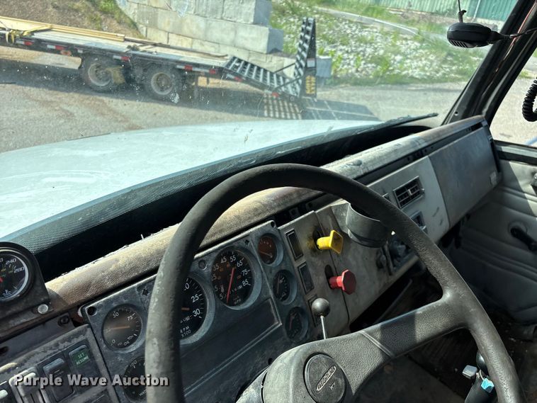 image for item EO4454 2000 Freightliner FL70 dump truck