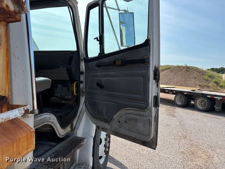 image for item EO4454 2000 Freightliner FL70 dump truck