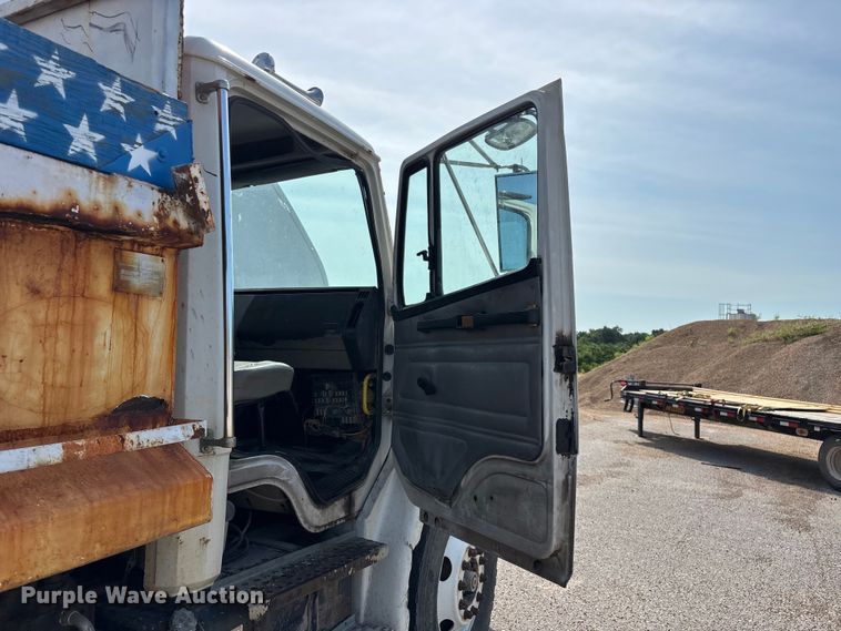 image for item EO4454 2000 Freightliner FL70 dump truck