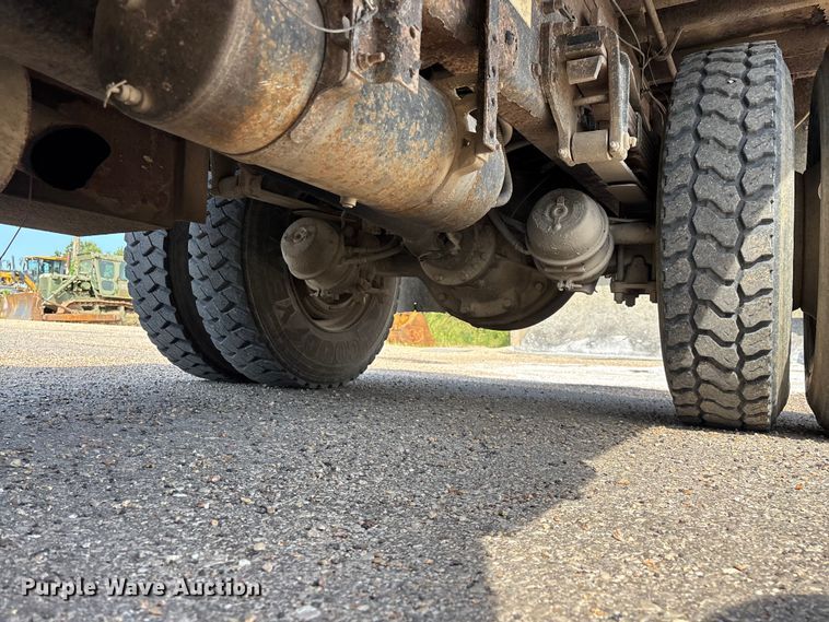 image for item EO4454 2000 Freightliner FL70 dump truck