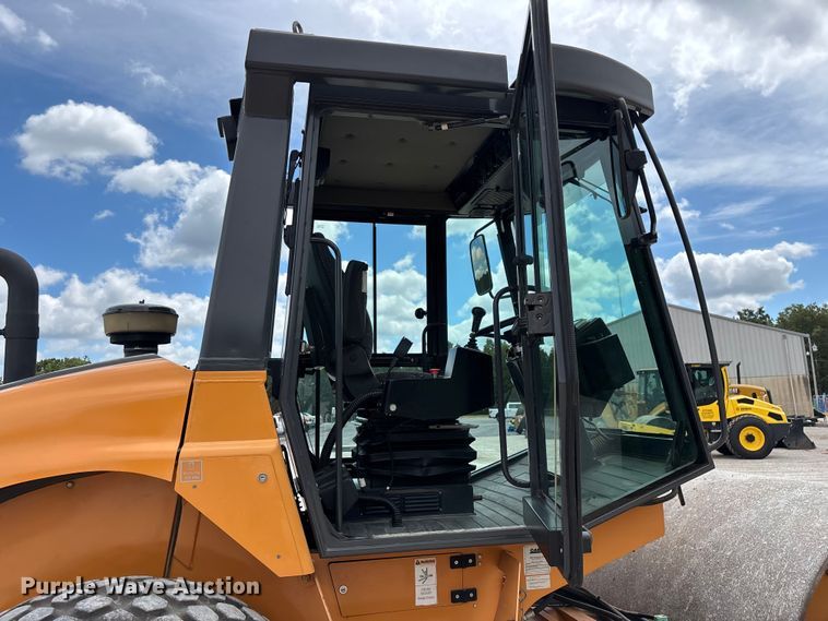image for item EO4467 2013 Case SV208 single drum vibratory roller