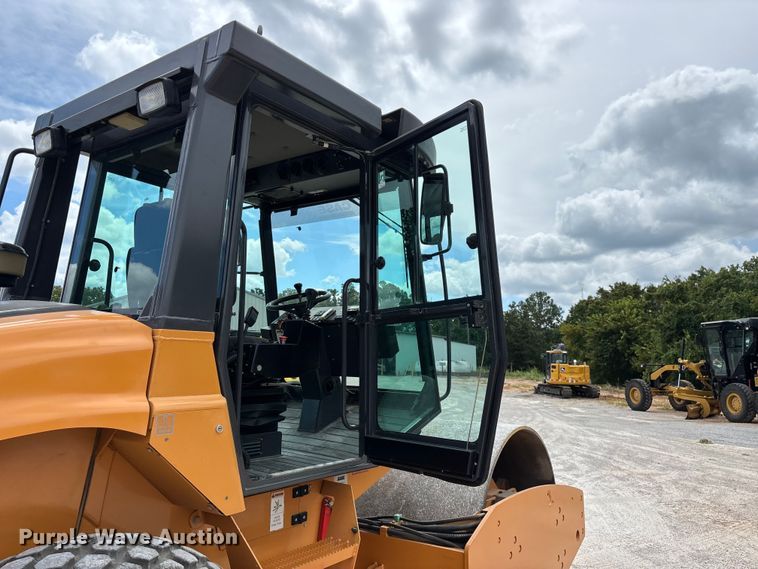 image for item EO4467 2013 Case SV208 single drum vibratory roller