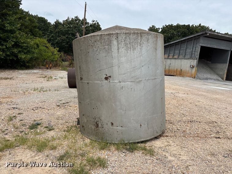 image for item EO4469 (2) tanks
