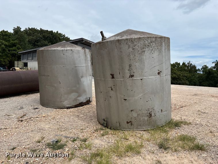 image for item EO4469 (2) tanks