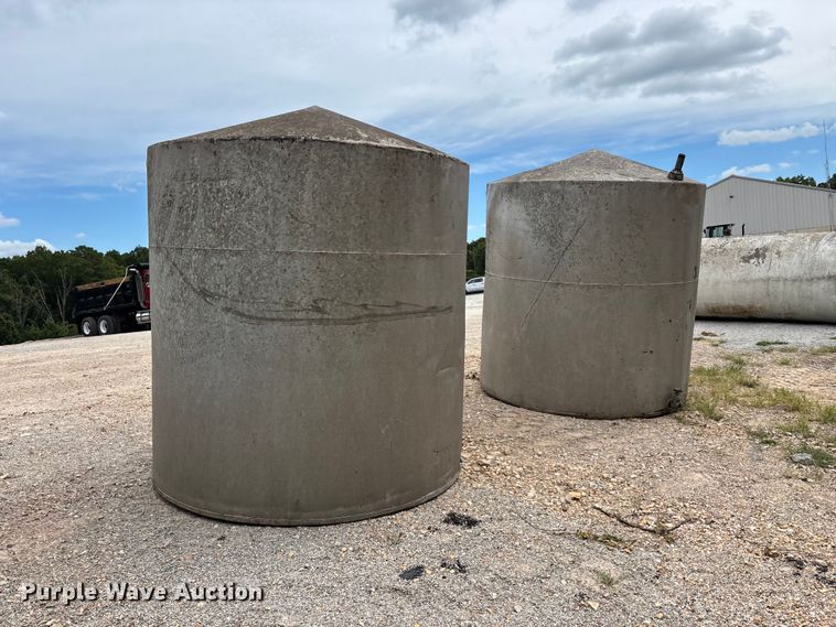 image for item EO4469 (2) tanks