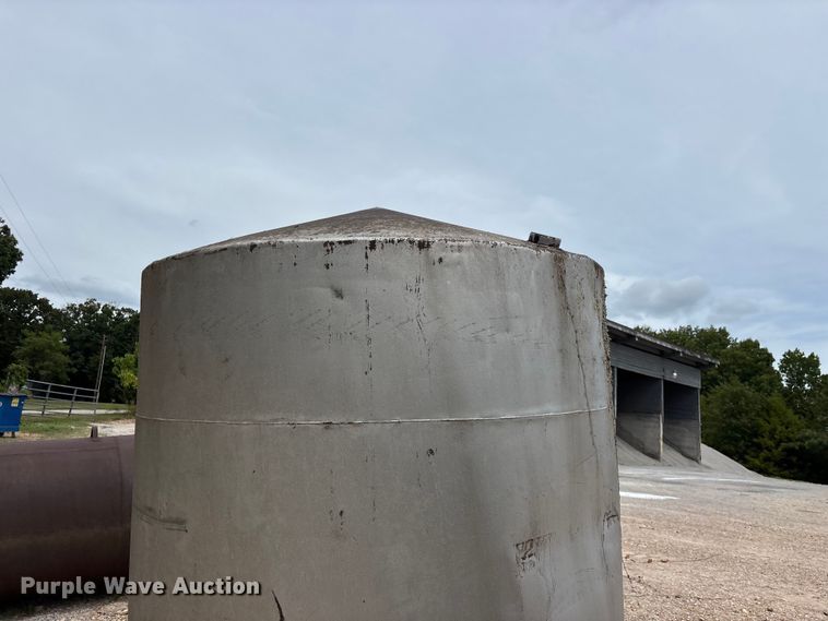 image for item EO4469 (2) tanks