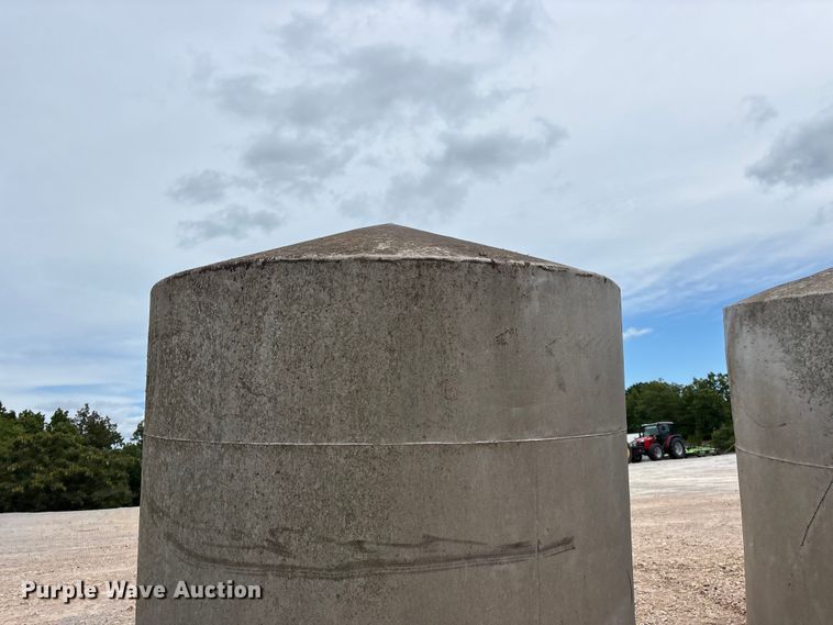 image for item EO4469 (2) tanks