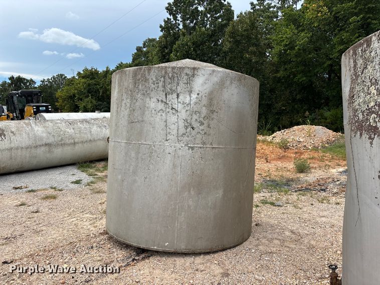 image for item EO4469 (2) tanks