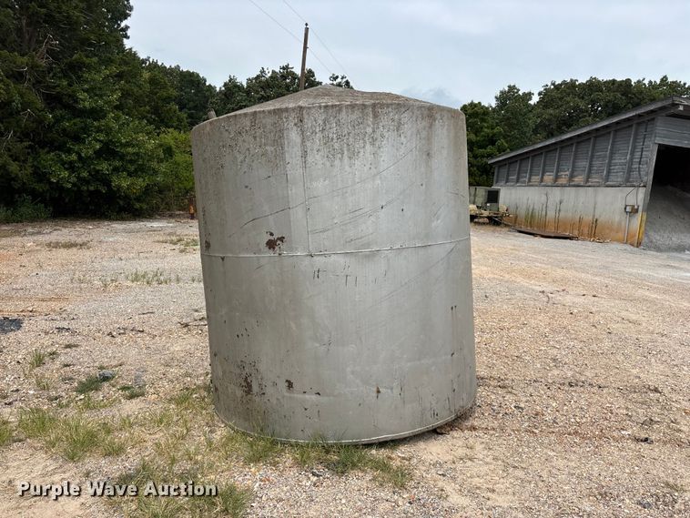 image for item EO4469 (2) tanks