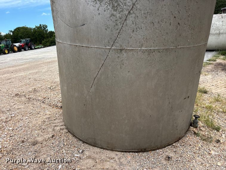 image for item EO4469 (2) tanks