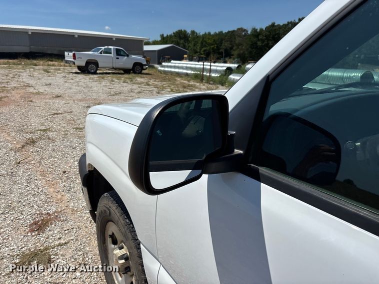 image for item EO4486 2004 Chevrolet Silverado 1500 pickup truck