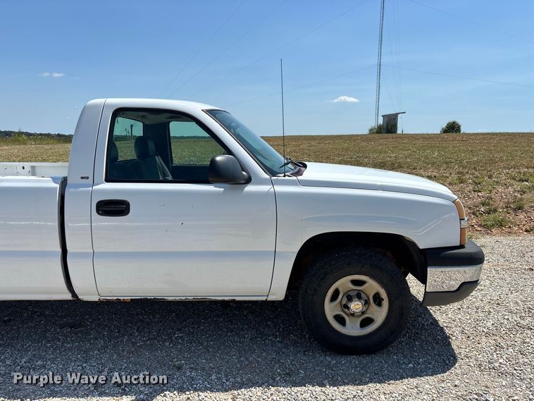 image for item EO4486 2004 Chevrolet Silverado 1500 pickup truck