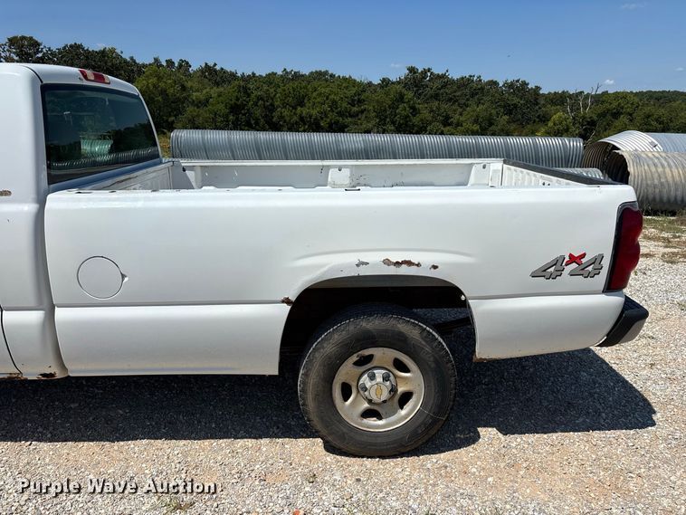image for item EO4486 2004 Chevrolet Silverado 1500 pickup truck